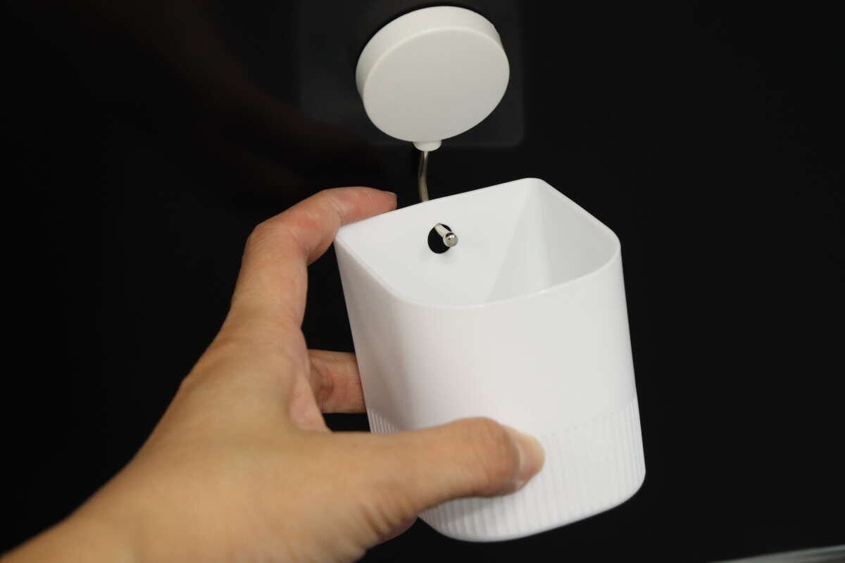 ダイソーの壁掛けプチポットをフックに引っかける