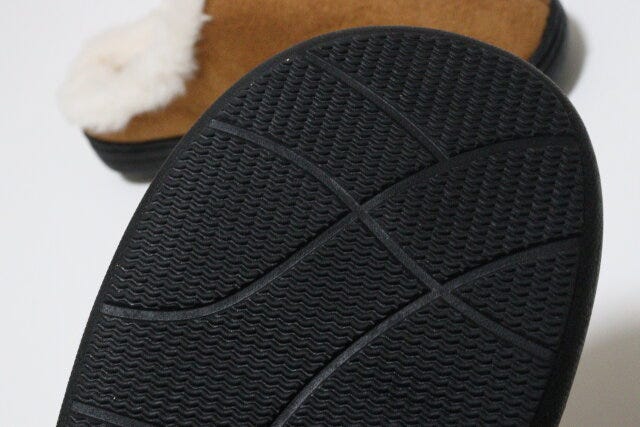 ダイソー 外でも履けるスリッパ(スエード) ダイソーの靴底がしっかりした外でも履けるスリッパ(スエード)
