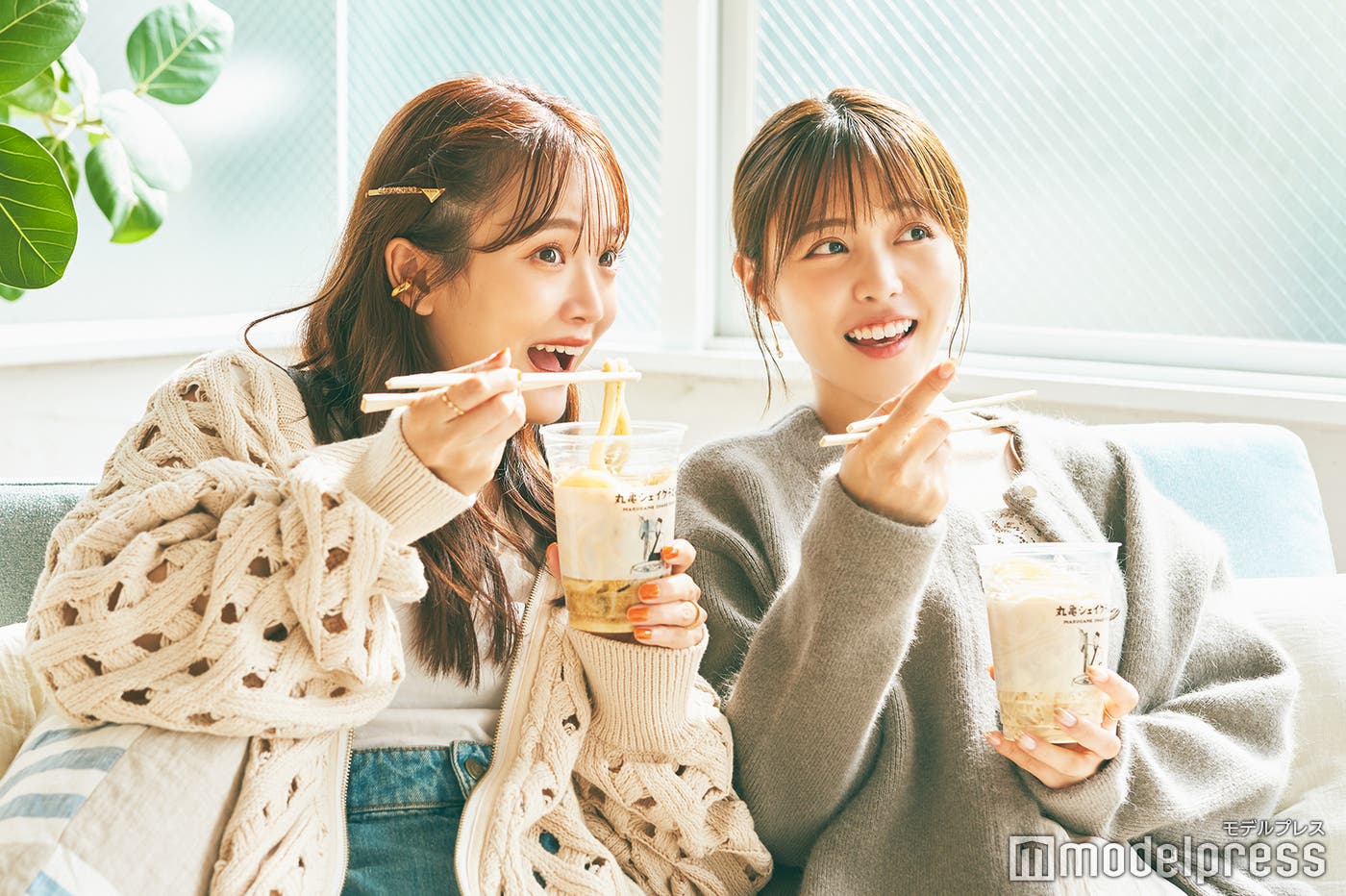 動画鑑賞を楽しむ新田さちかと田久保夏鈴(C)モデルプレス