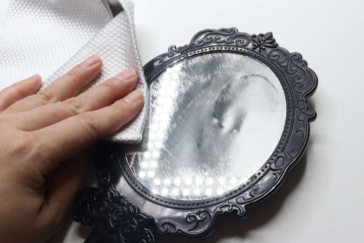 ダイソーのガラス＆家電用クリーナーは2度拭きいらず