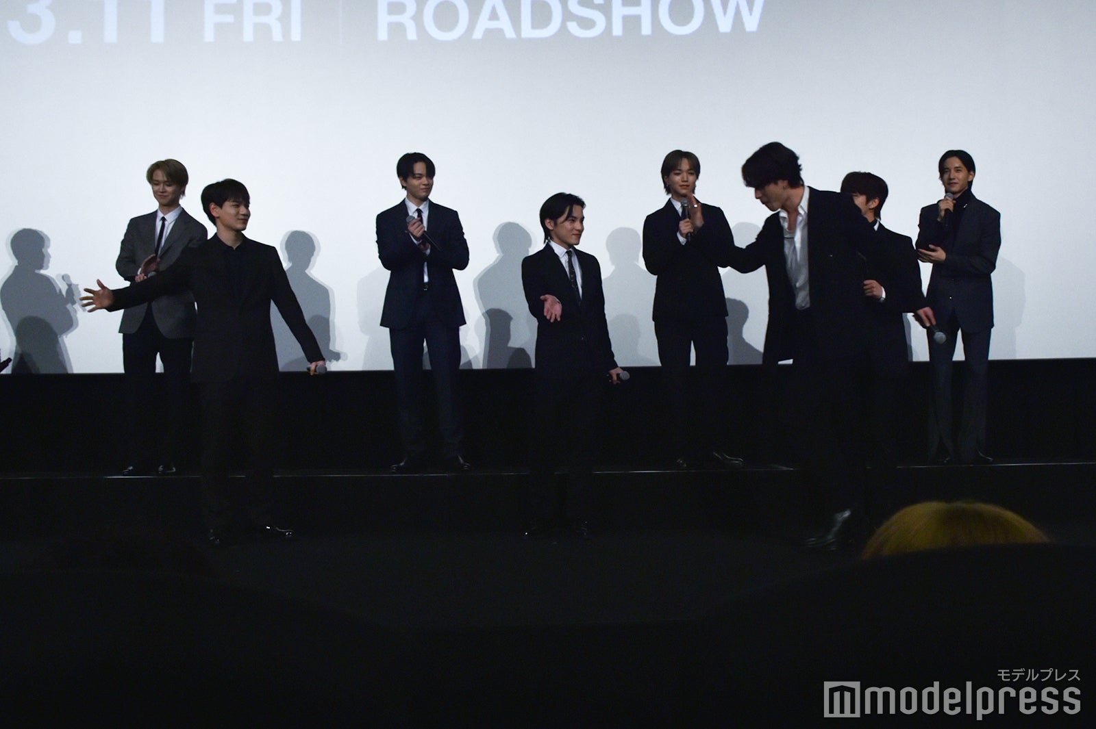 JO1メンバーとハイタッチしながら入場する金城碧海、大きく構える豆原一成 （C）モデルプレス