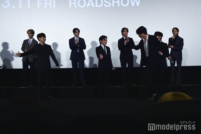 JO1メンバーとハイタッチしながら入場する金城碧海、大きく構える豆原一成 (C)モデルプレス