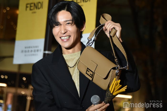 フライドポテトチャームがお気に入りの目黒蓮(C)モデルプレス