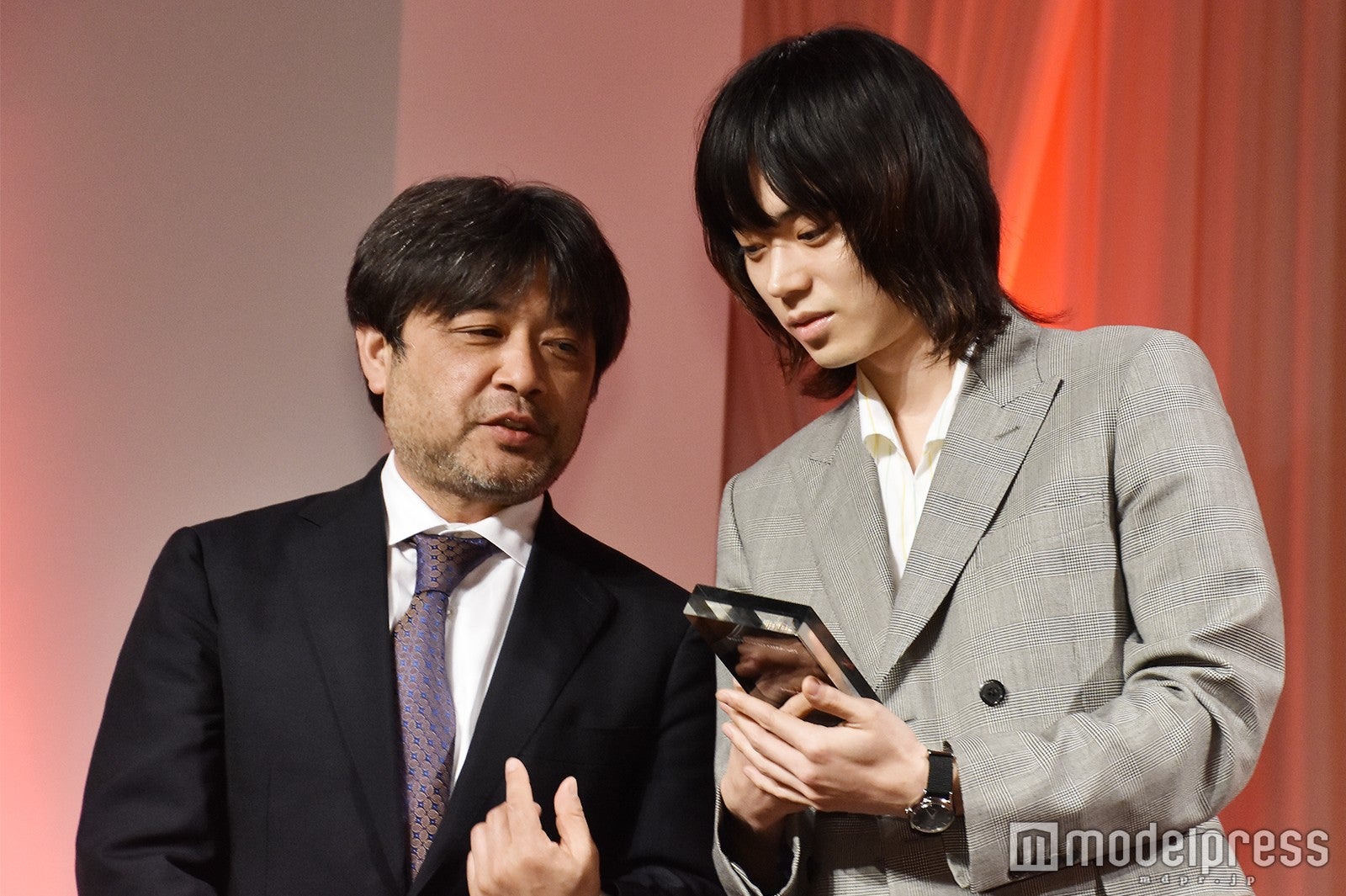 今日は岸監督と一緒にトロフィーを眺める菅田将暉 （C）モデルプレス