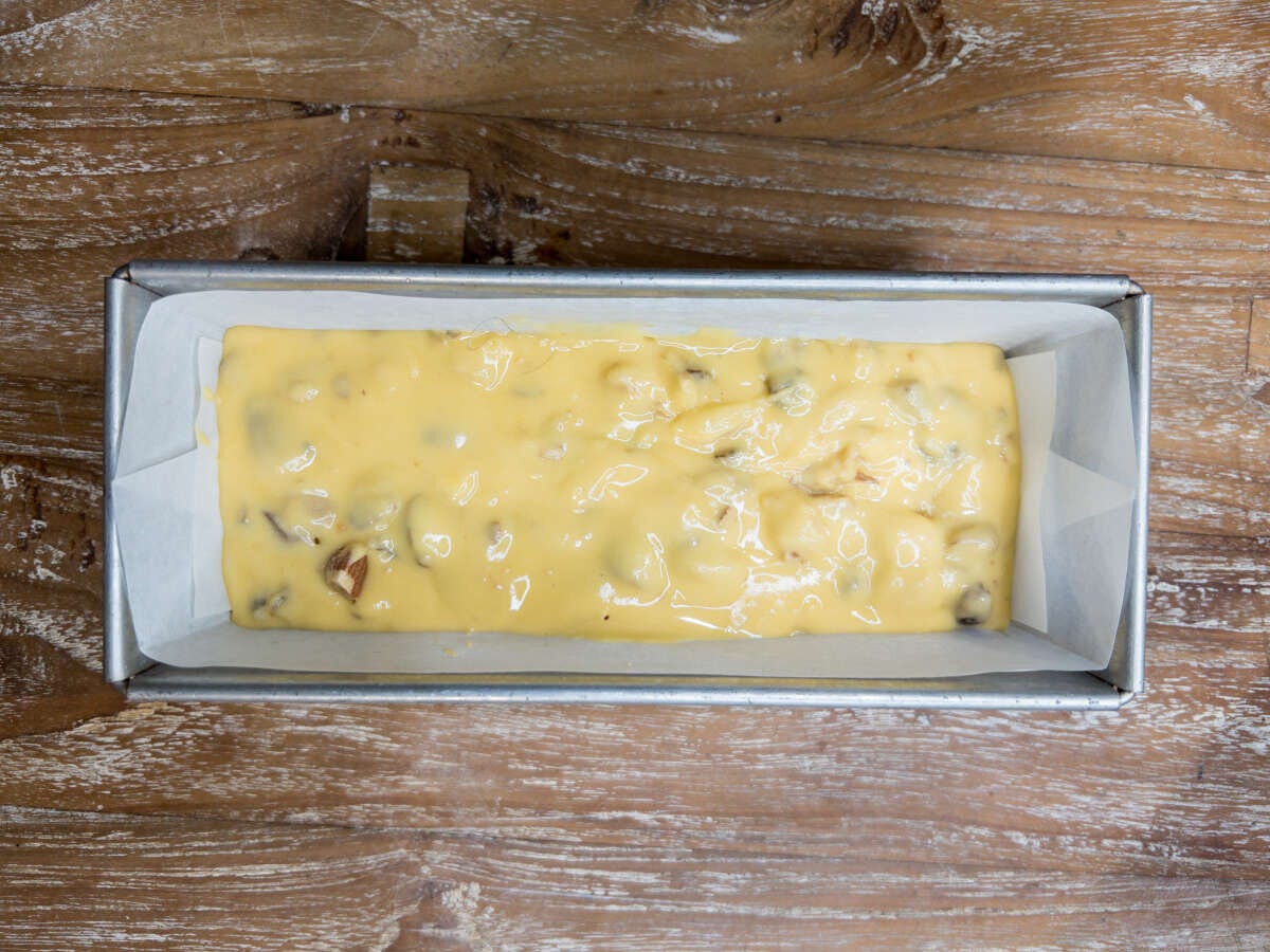 生地を型に流し入れる