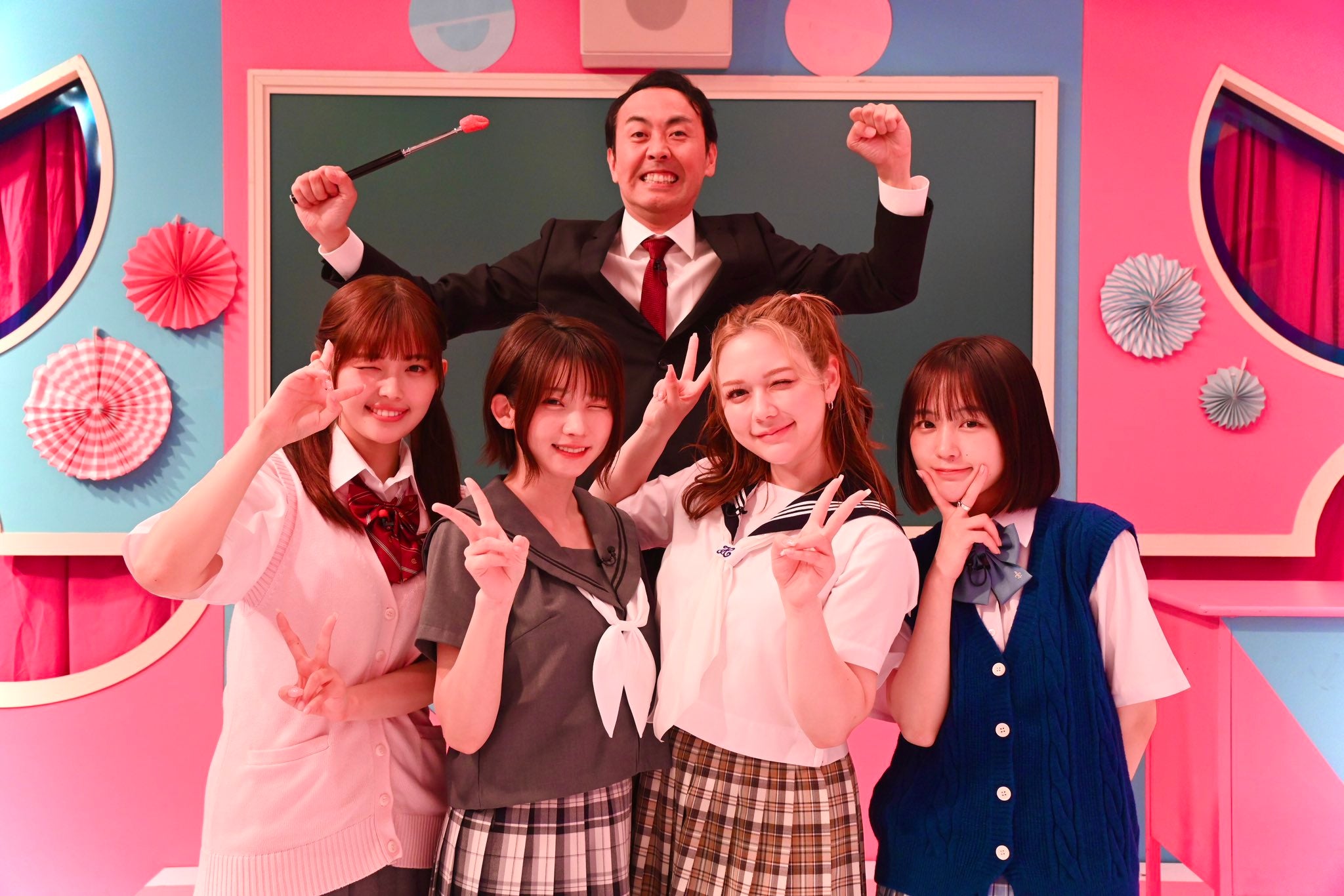 田中卓志、森日菜美 、えなこ村重杏奈、なえなの「呼び出し先生タナカ」Twitterより