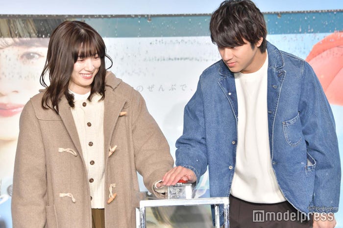 演出ボタンを押す永野芽郁、山田裕貴(C)モデルプレス