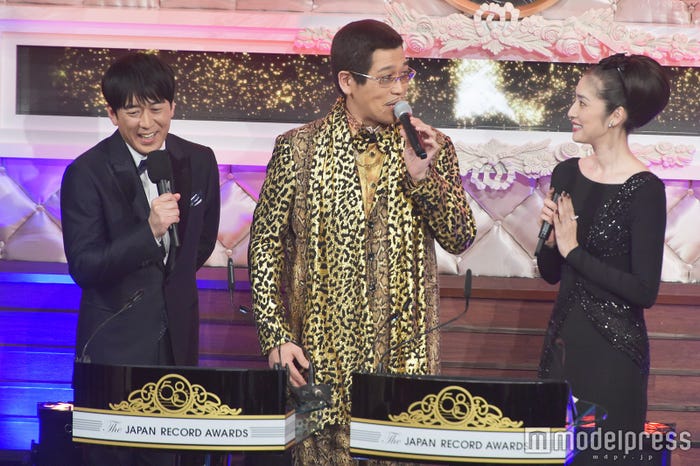 左から:安住紳一郎アナウンサー、ピコ太郎、天海祐希 (C)モデルプレス