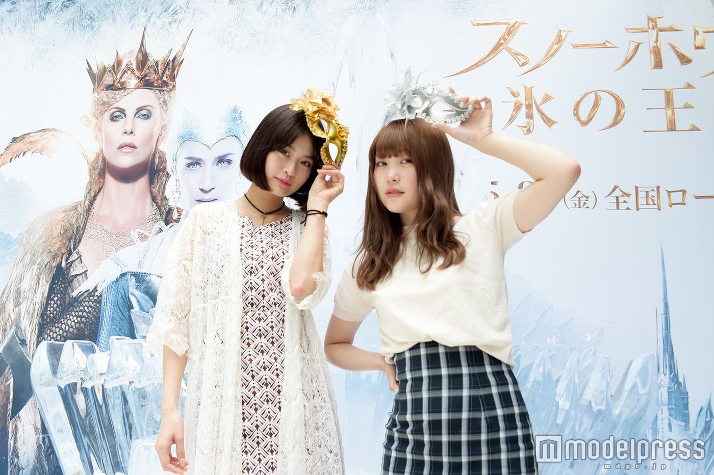 顔を隠したい人は仮面と一緒に撮影!(C)モデルプレス