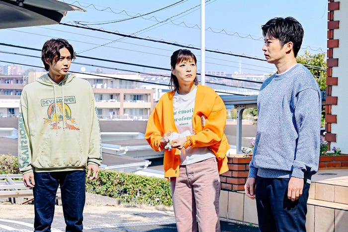 磯村勇斗、上野樹里、田中圭/「持続可能な恋ですか?~父と娘の結婚行進曲~」第3話より(C)TBS