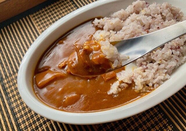 ダイソーのルーがすくいやすいボウル（ななめカレー皿、約25cm）