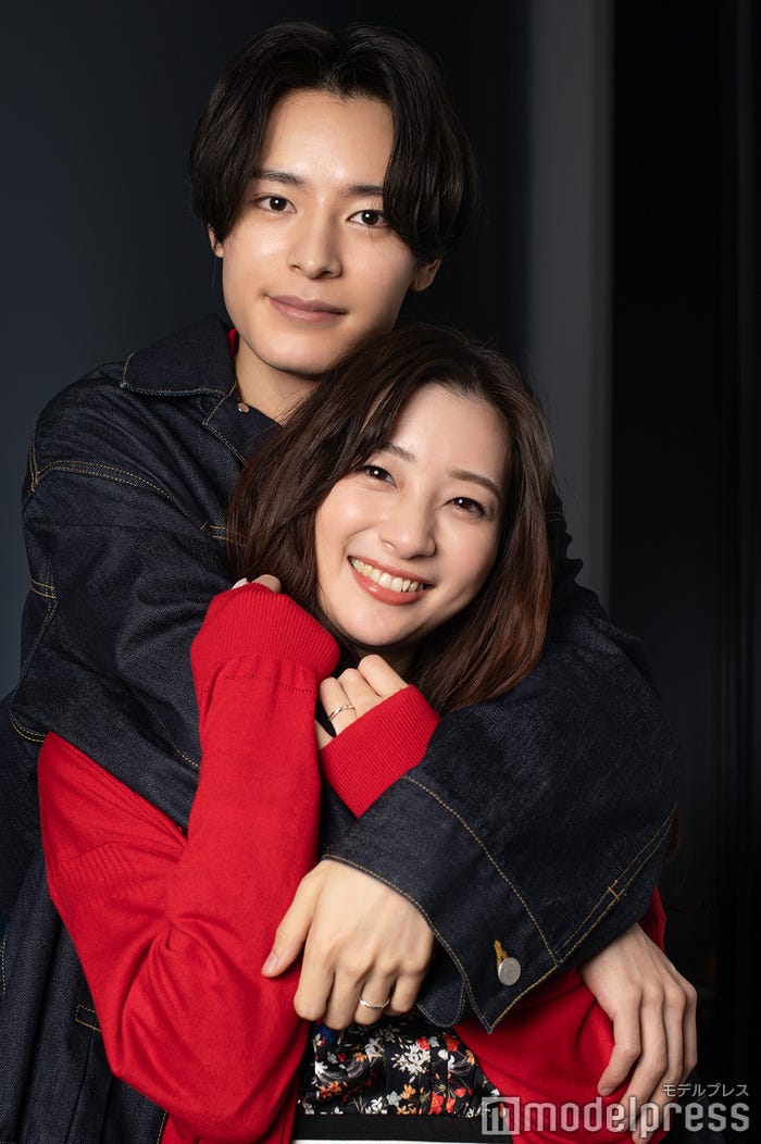 塩野瑛久、足立梨花/指には結婚指輪がキラリ (C)モデルプレス