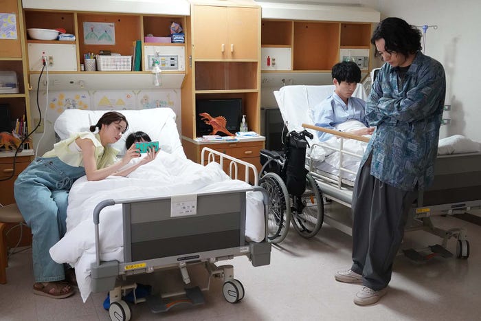 堀田真由、染谷将太、坂口健太郎ら「CODE―願いの代償―」第7話より(C)読売テレビ・日本テレビ