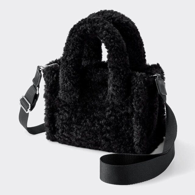 GU オールブラックコーデ 韓国っぽ 秋冬モード EccO イラスト GU オールブラックコーデ 韓国っぽ 秋冬モード EccO イラスト ボアミニショルダーバッグ