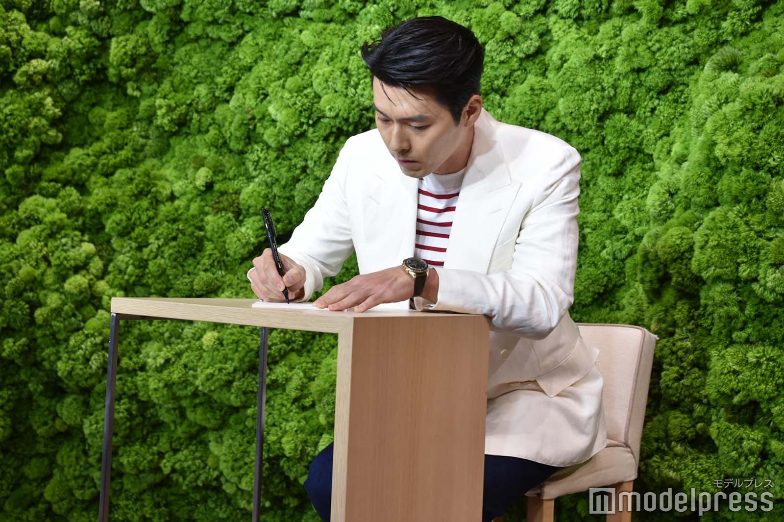 サインを書くヒョンビン（C）モデルプレス