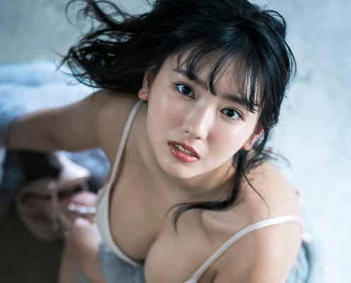 沢口愛華、無機質な世界観で豊満バスト披露