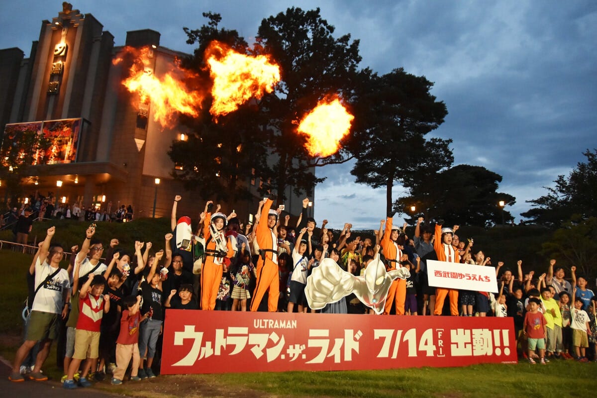 科学特捜隊と少年少女、そしてウルトラマンファンによるセレモニー