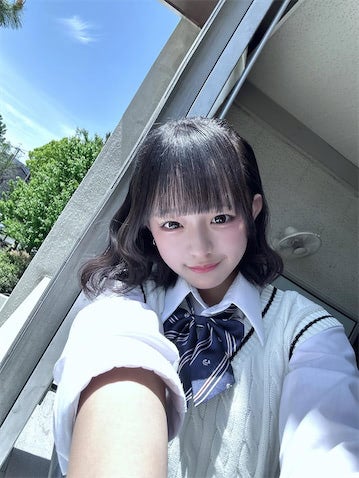 14歳JCインフルエンサー・なな、透明感抜群の"制服"ショットを公開