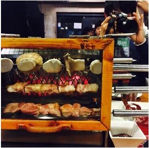 ロースターを使って肉や野菜を焼き上げる「チョルドゥンノム」／桃オフィシャルブログ（Ameba）より