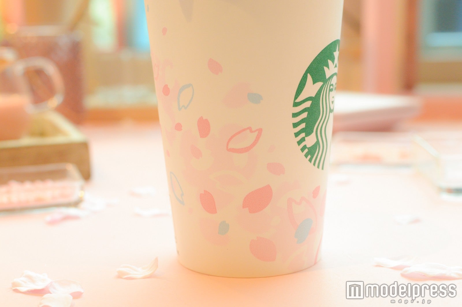ドリンクカップもSAKURA仕様に（C）モデルプレス