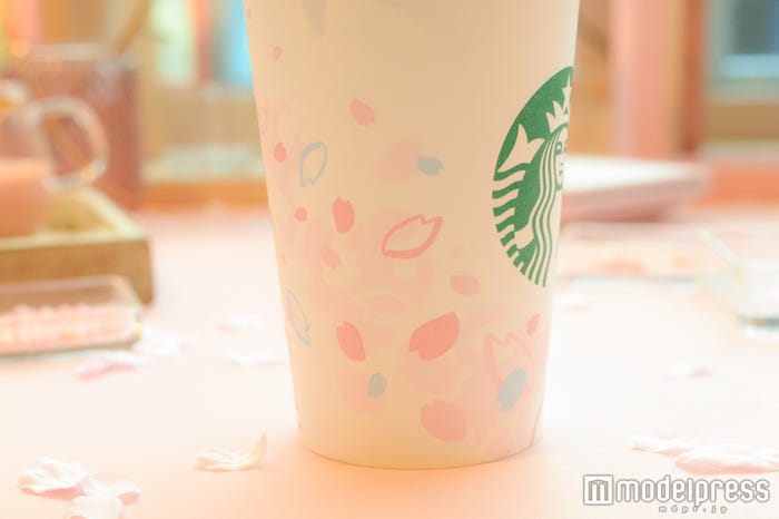 ドリンクカップもSAKURA仕様に(C)モデルプレス