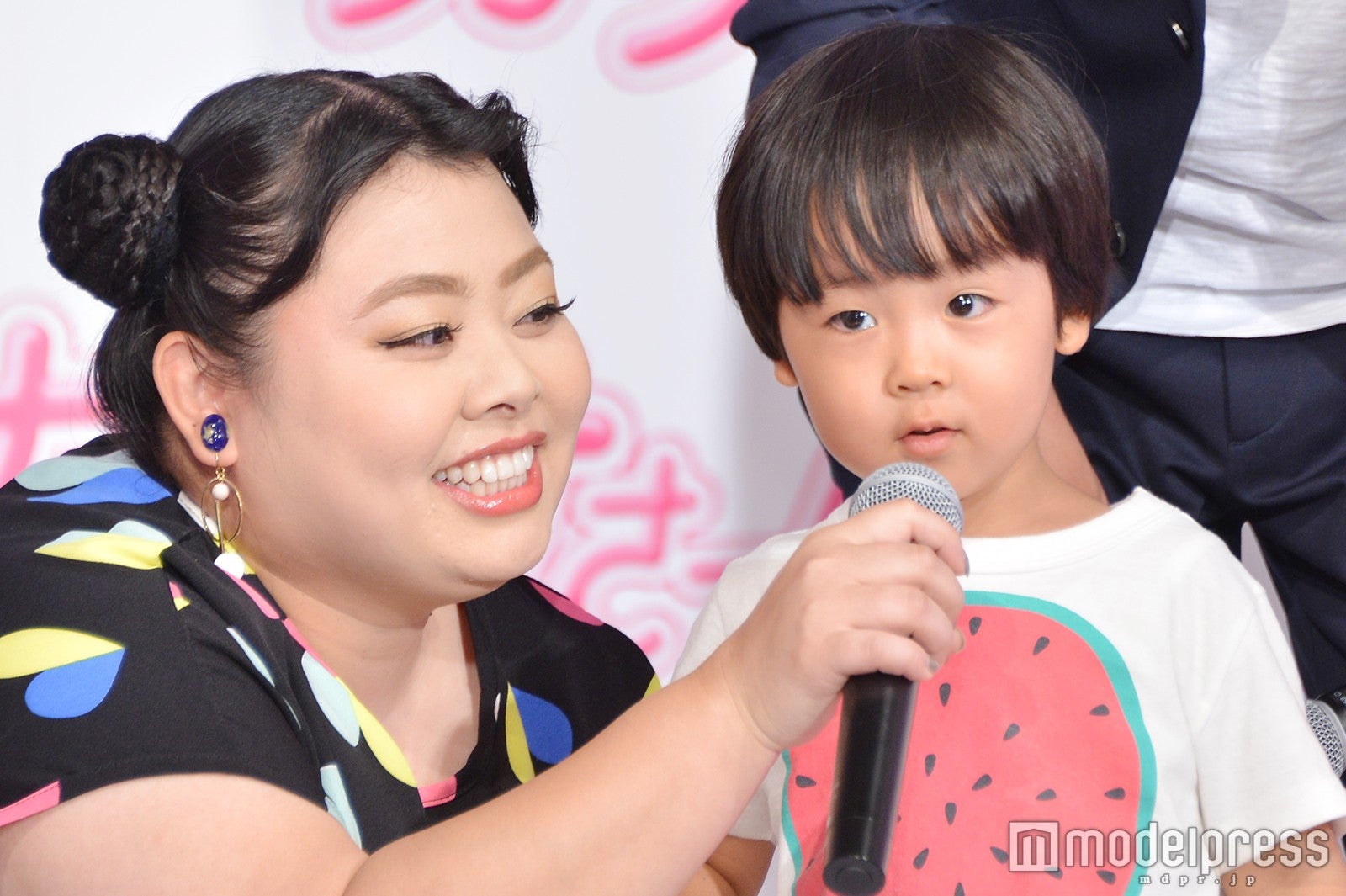 左から：渡辺直美、川原瑛都 （C）モデルプレス