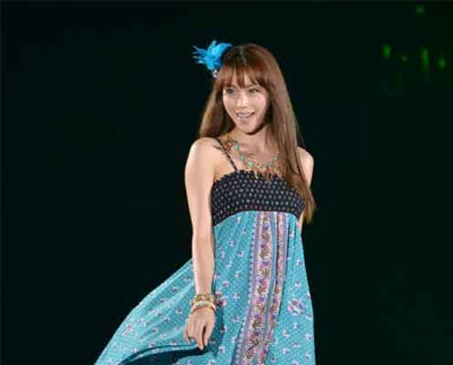 蛯原友里、リゾートドレスで華やかランウェイ!3万人イベントで初MCも