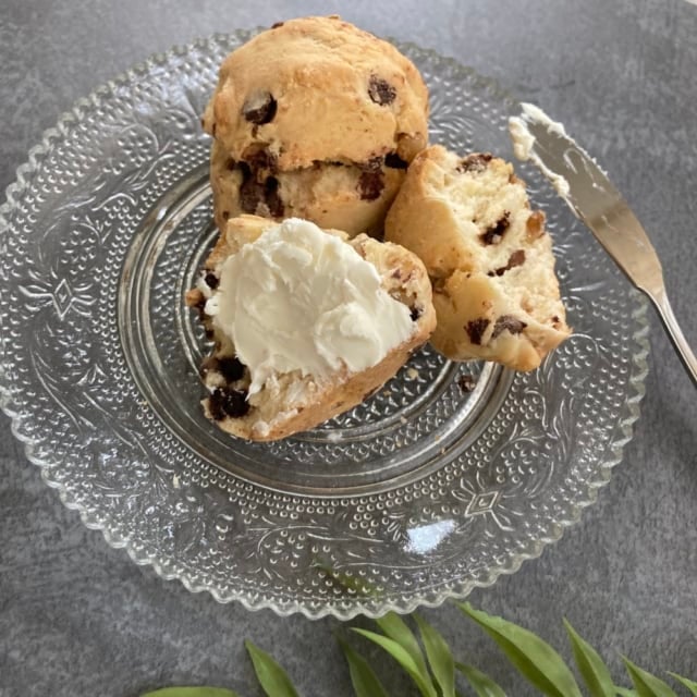 クリームチーズを塗った成城石井のチョコと胡桃のスコーン