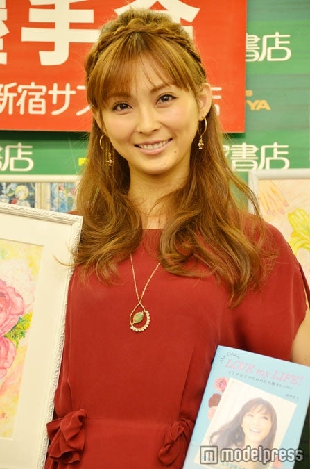 押切もえ、恋愛好調！？　ミニワンピで結婚願望をチラリ