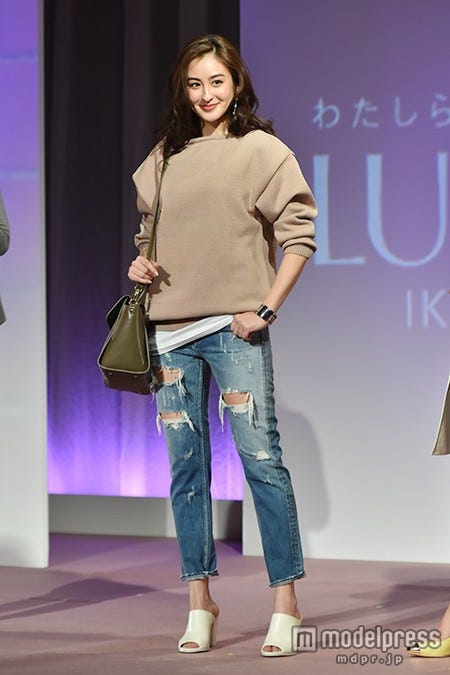 ゆるニット×ヒールで女らしさを醸す/オードリー亜谷香