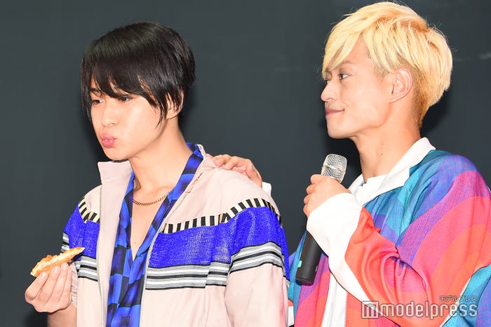 試食が終了したにも関わらずひとりで食べ続ける戸塚祥太(左)と戸塚にずっと寄り添う塚田僚一(右)/(C)モデルプレス