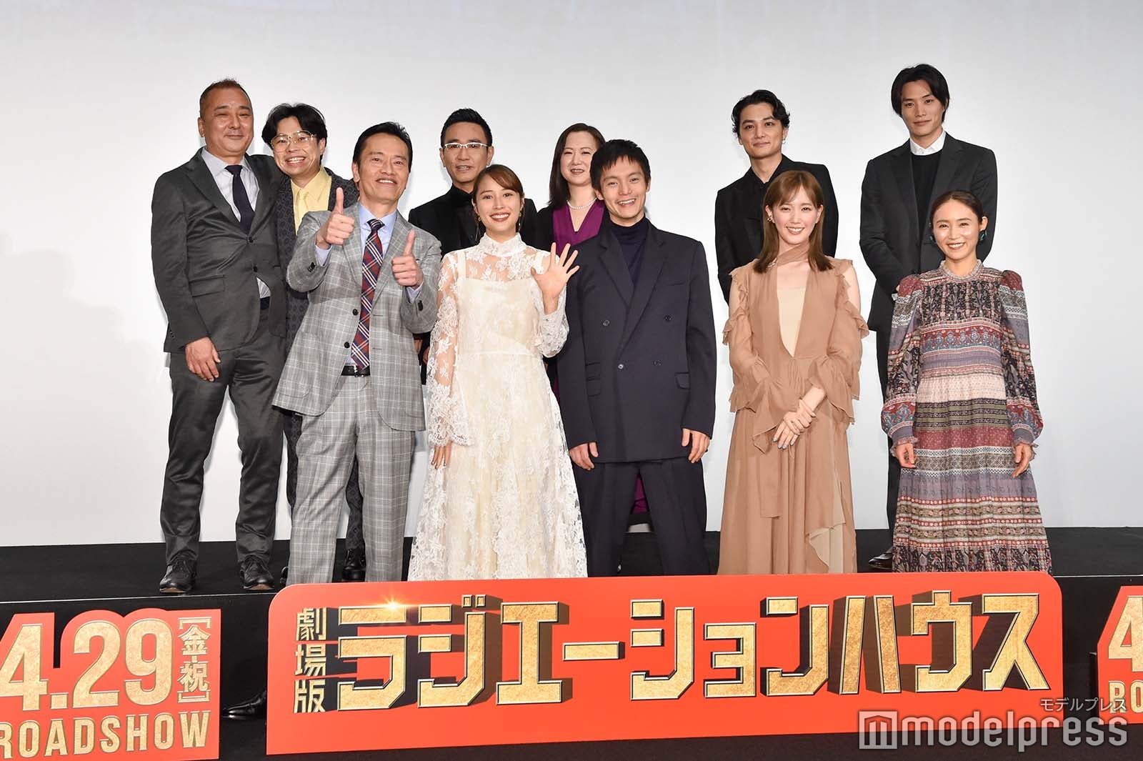 （上段）鈴木雅之監督、浜野謙太、八嶋智人、和久井映見、矢野聖人、鈴木伸之（下段）遠藤憲一、広瀬アリス、窪田正孝、本田翼、山口紗弥加（C）モデルプレス