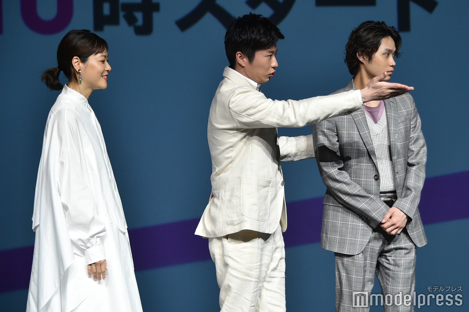 上野樹里、磯村勇斗を誘導する田中圭（C）モデルプレス