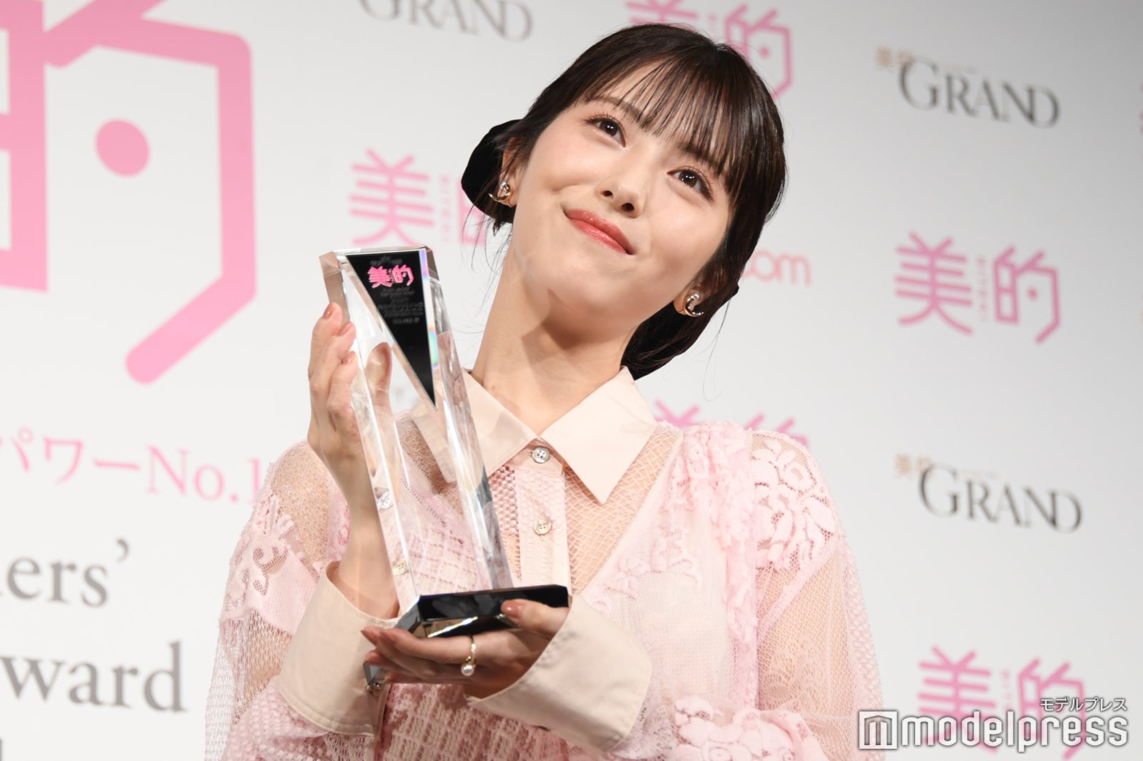 ムービーに向かって動く浜辺美波（C）モデルプレス