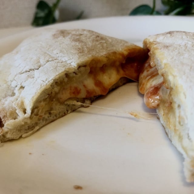 カルツォーネ4種のチーズの断面