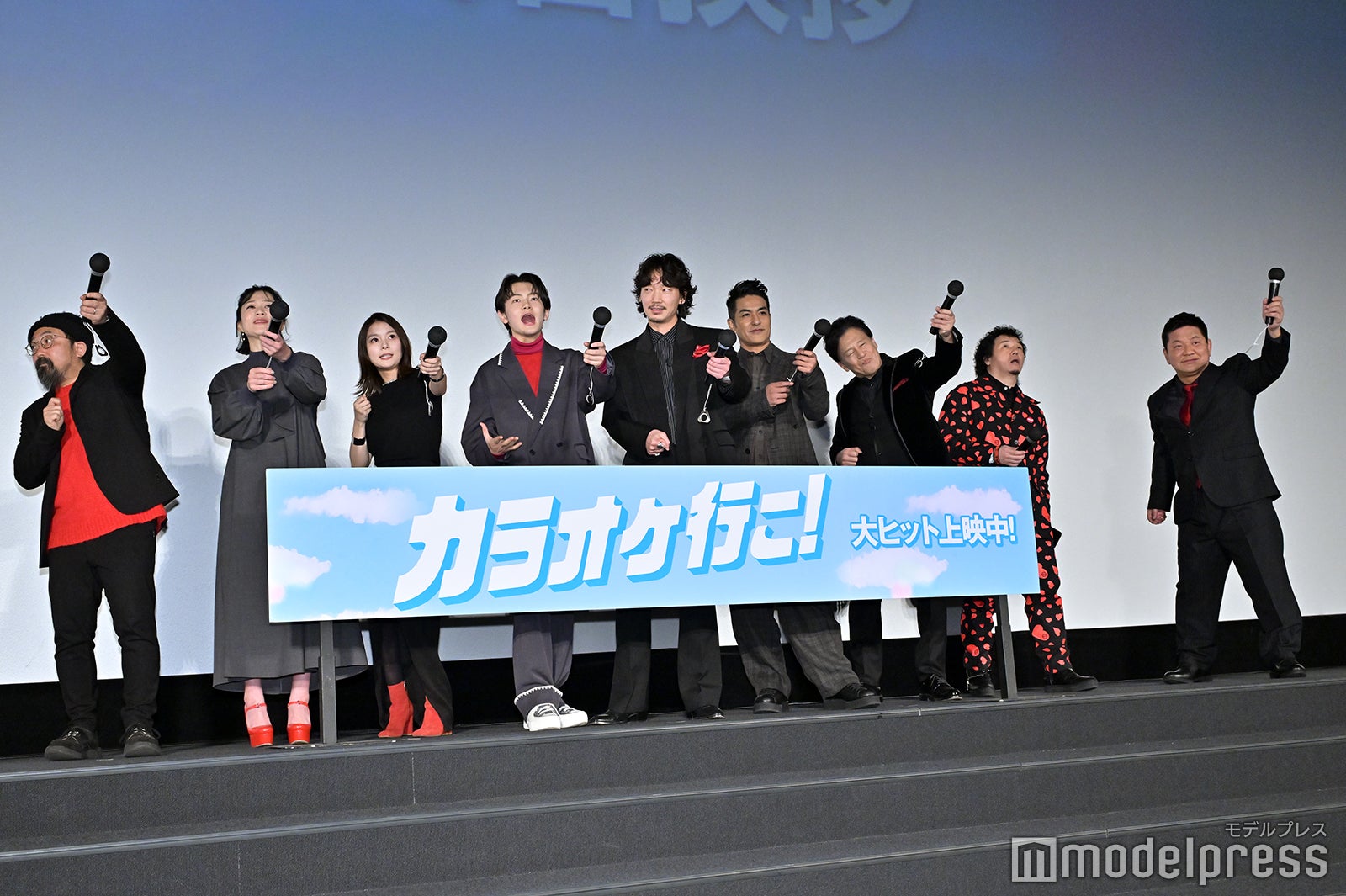 （左から）山下敦弘監督、坂井真紀、芳根京子、齋藤潤、綾野剛、北村一輝、橋本じゅん、やべきょうすけ、チャンス大城（C）モデルプレス