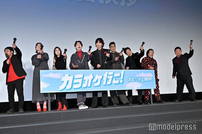 (左から)山下敦弘監督、坂井真紀、芳根京子、齋藤潤、綾野剛、北村一輝、橋本じゅん、やべきょうすけ、チャンス大城(C)モデルプレス