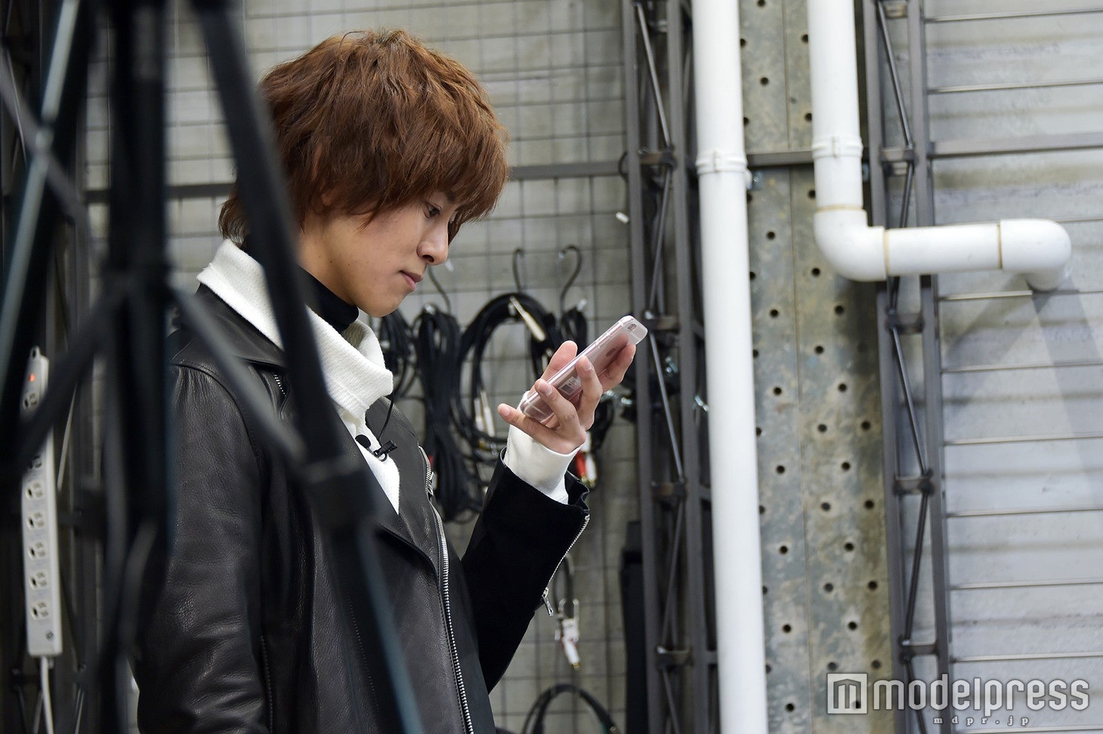 ファンから届くコメントをチェックする正木郁（C）モデルプレス