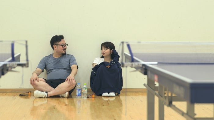 卓球後、お互いの恋愛の進捗を確認し合う理生と優衣「TERRACE HOUSE OPENING NEW DOORS」46th WEEK(C)フジテレビ/イースト・エンタテインメント