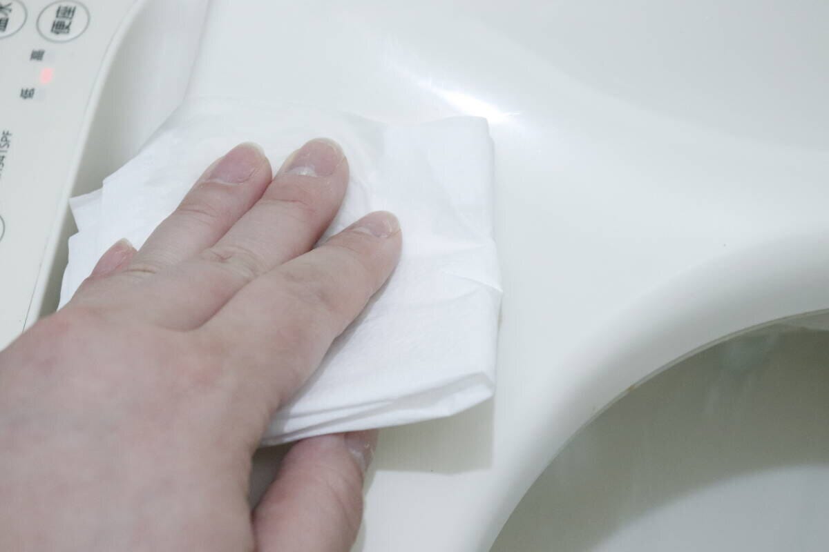 セリアのトイレに流せる除菌ペーパータオルで掃除する