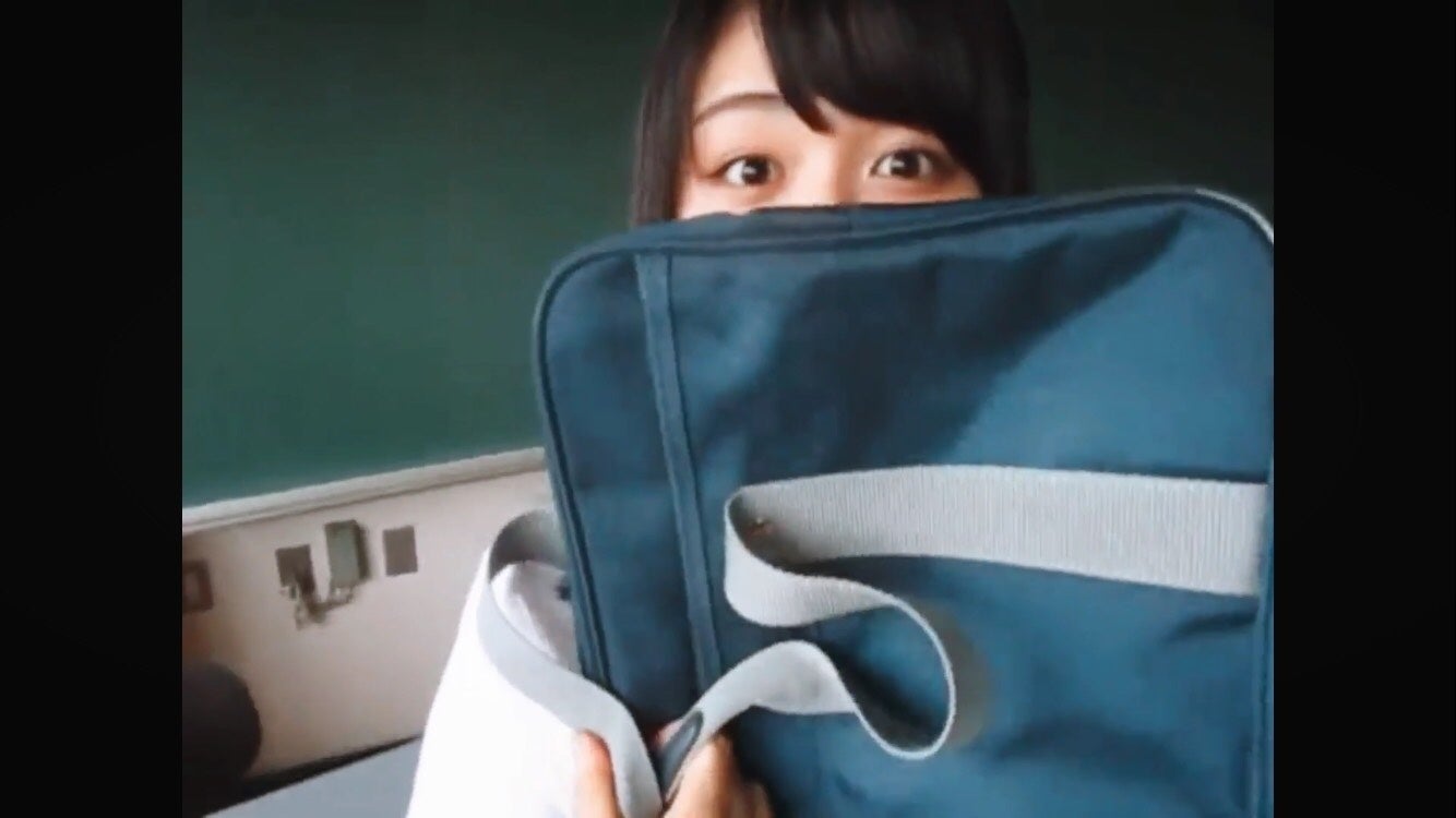 長濱ねる、隠れる（提供写真）