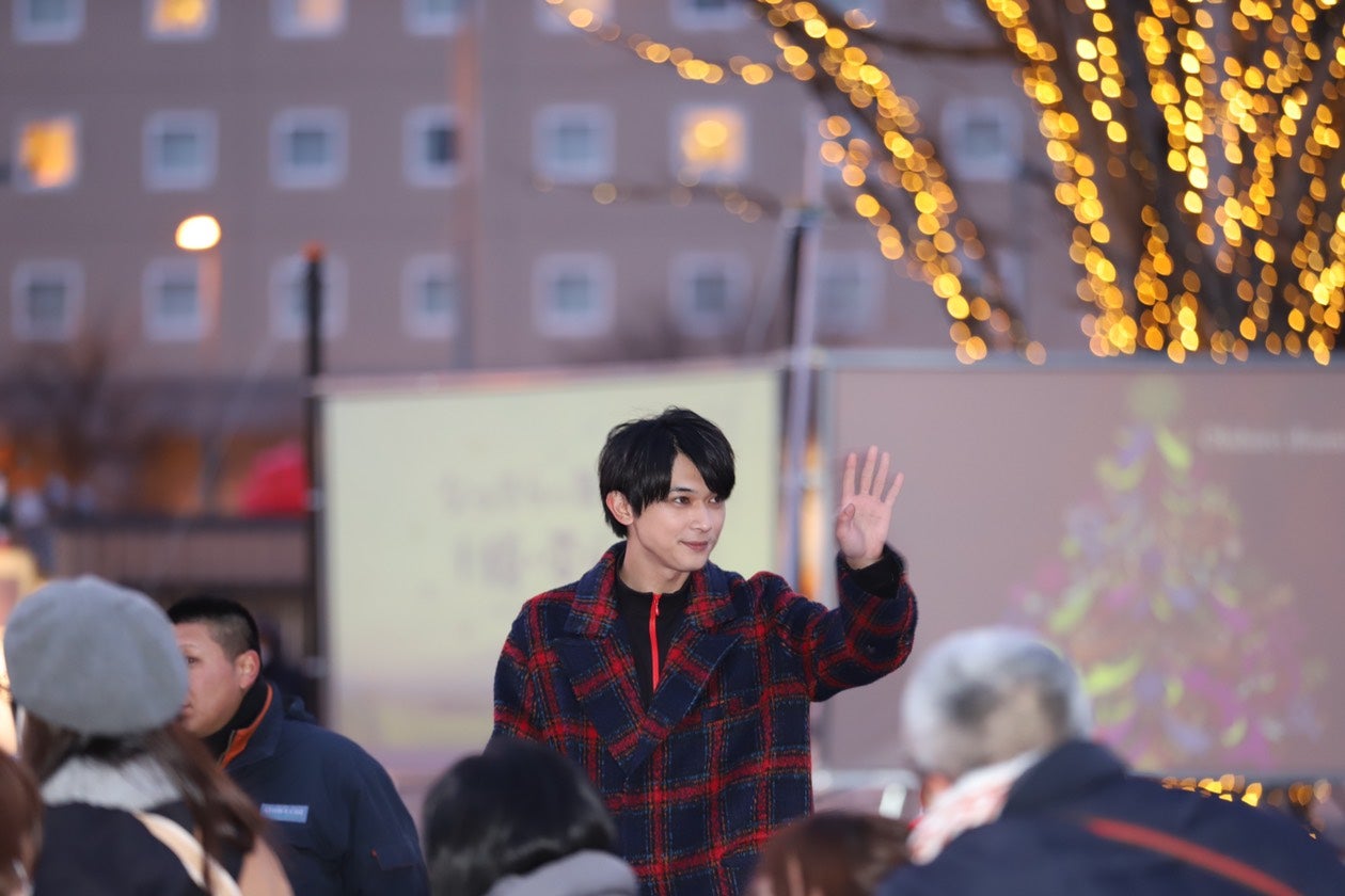 観衆に手を振る吉沢亮（画像提供：NHK）