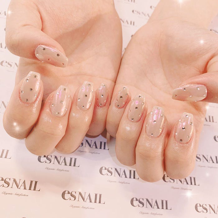 オーロラドットネイルで大人っぽ可愛いネイルに/画像提供:esNAIL