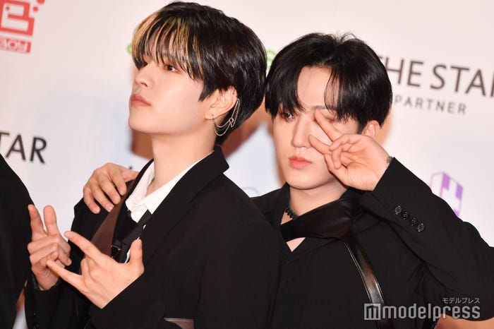 スンミンの肩を組むチャンビン (C)モデルプレス