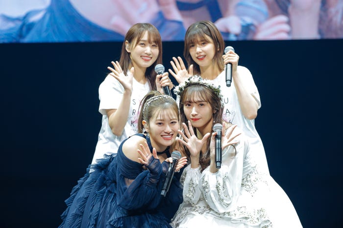 (左から時計回りに)菅井友香、渡邉理佐、渡辺梨加、守屋茜/櫻坂46「1st YEAR ANNIVERSARY LIVE」(C)上山陽介