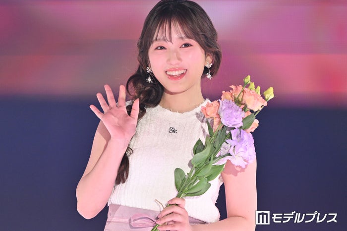 矢吹奈子、ノースリーブニット姿でほっそり二の腕際立つ【GirlsAward 2024 S／S】