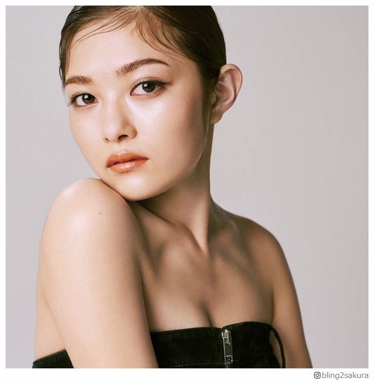 “太眉カット”劇的イメチェンの井上咲楽、ベアトップ姿で美デコルテ披露「本当に美人」と絶賛の声