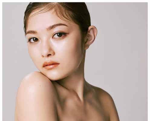 “太眉カット”劇的イメチェンの井上咲楽、ベアトップ姿で美デコルテ披露「本当に美人」と絶賛の声