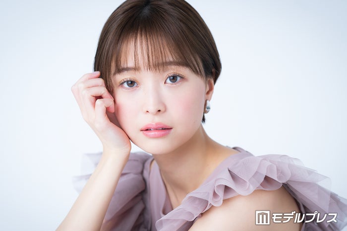 渡邊渚、ノースリセットアップで美ウエストチラリ「可愛いとセクシーが同居」「赤が似合う」と反響