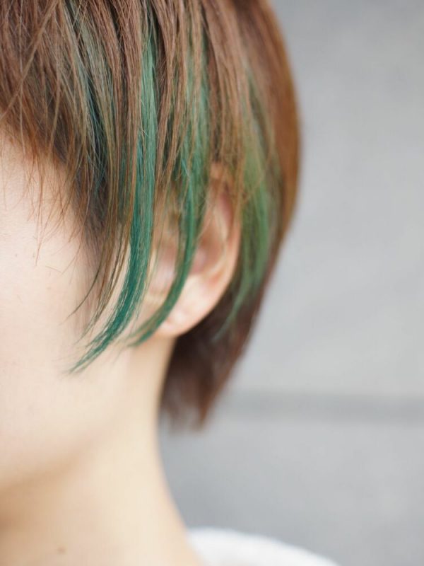 緑のインナーカラーに挑戦しよう 暗めの髪色にも馴染みやすい人気の合わせ方 モデルプレス